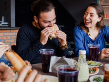 Aqui está a lista do que você nunca deveria comer no jantar!