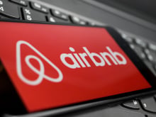 O sistema do Airbnb “está quebrado”. O CEO da plataforma admite estar em crise e pede aos anfitriões que baixem os preços