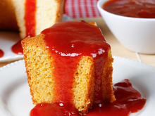 Bolo de fubá com goiabada caseiro não pode faltar hoje na hora do cafezinho: essa receita é fácil e deliciosa