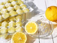 Com quantos anos você descobriu que pode congelar limão? Aqui estão 4 formas de fazer isso sem deixar amargo