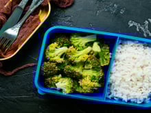 Ganhar tempo no almoço fica mais fácil com a marmita elétrica portátil em oferta