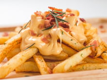 Batata frita com queijo e bacon