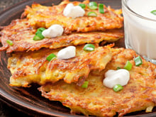 Esqueça a farinha: um único ingrediente deixa as panquecas de batata crocantes e sem precisar de mais óleo