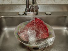 Eu fiz errado a vida inteira e não sabia: o jeito certo de descongelar carne em minutos sem perder a suculência