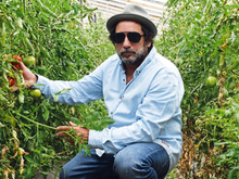 Ele se formou em Direito, trabalhou como modelo e produtor de eventos, até descobrir na fazenda sua verdadeira paixão: “Rei dos Tomates”