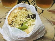 Hambúrguer artesanal com maionese de bacon