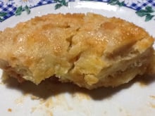 Bolo de pão velho com doce de leite e coco ralado