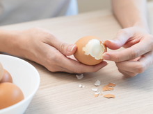 Testei alguns métodos e descobri que esse é o melhor ingrediente para que os ovos fiquem macios e fáceis de descascar