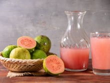 Engula saúde com o suco de goiaba: bebida com a fruta melhora a pele, os níveis de açúcar e muito mais!