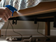 Por que é necessário borrifar vinagre embaixo da cama? O que isso significa?