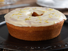 Essa cobertura de limão de 3 ingredientes é cremosa, prática de fazer, e combina com vários sabores de bolo