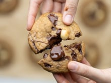 Meu filho é apaixonado por essa receita de cookies de gotas de chocolate, e aqui estão os truques que aprendi fazendo