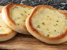 Essa esfiha de queijo que faço em casa fica melhor que muita versão de fast food