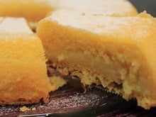 Bolo de fubá com parmesão levemente cremoso (sem farinha de trigo)