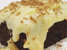 Coloquei biscoito na massa de bolo e fiz um bolo de Oreo, com direito a cobertura de leite em pó, e ficou uma delícia!