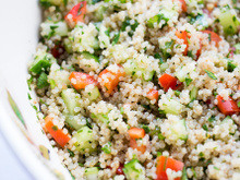 Salada de quinoa: receita leve e fácil de fazer