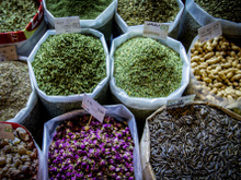 Viaje nas tradições do Catar: famoso mercado de Doha, Souq Waqif é obrigatório aos turistas que apreciam café, temperos e especiarias