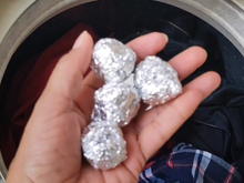 Por que tanta gente está colocando uma bola de papel-alumínio na máquina de lavar? Descubra se o truque realmente funciona