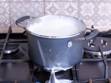 Truque FÁCIL com prendedor de roupa evita que o leite derrame no fogão