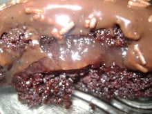 Bolo de chocolate recheado aerado e super molhadinho