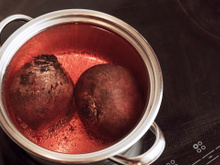 Sem tirar a casca e sem cortar: esse é o melhor jeito de preparar a beterraba, você vai economizar tempo e ela fica muito macia