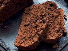 "É só misturar no liquidificador e rapidinho tá pronto": Bolo de chocolate proteico e saudável para café da manhã da nutricionista Thaisa Leal