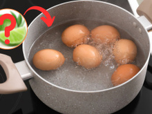Use esse ingrediente simples na água para cozinhar os ovos e veja como será fácil tirar a casca!