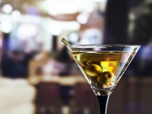 Por que colocamos azeitonas nos drinks