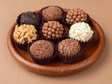 Como fazer brigadeiro: com chocolate, vegano, de café e mais