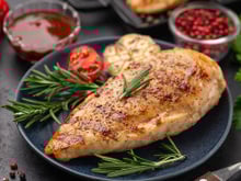 Flavio Molinari, restaurateur: "Vou te mostrar como grelhar peito de frango sem ficar seco. Ele resseca porque uma parte já está pronta e a outra ainda tá crua"