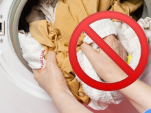 Saiba por que não misturar toalhas com a restante roupa na máquina de lavar