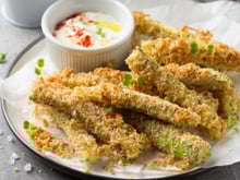 Nem refogada, nem no forno: esses palitos crocantes de abobrinha são perfeitos para servir como petisco ou entrada