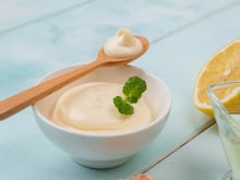 Esqueça a maionese tradicional: TudoGostoso ensina versão temperada sem ovo, cremosa e pronta em poucos minutos