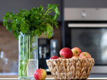 Pouca gente planta, mas essa folha rica em vitamina C e antioxidantes cresce rápido e não dá trabalho