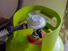 Aprenda como saber se o gás do botijão está acabando e evite passar perrengue em casa