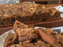 Bolo alemão de maçã, uvas e canela
