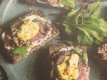 Sanduíche aberto de rosbife