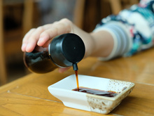 Por que tem dois furos no vidro de molho shoyu? Aprenda a usar do jeito certo!