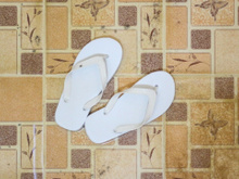 Nem bicarbonato de sódio, nem vinagre: essa é a melhor dica caseira para deixar os chinelos brancos!