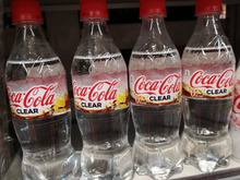 Qual o sabor da Coca-Cola transparente? Saiba tudo sobre a bebida que é febre no Japão!