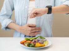 Você sente fome novamente pouco tempo depois de comer? Talvez você esteja cometendo estes erros ao se alimentar