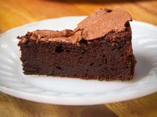 Bolo de chocolate cremoso SEM FARINHA é a receita perfeita para quem é intolerante ao glúten! Confira