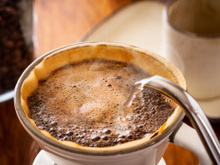 O truque que aprendi com um barista para deixar o café coado mais encorpado e com sabor intenso como o de cafeteria