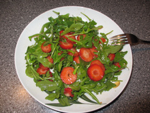 Salada de rúcula com morango