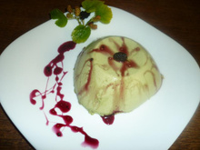 Mousse dos pampas com calda de amoras silvestres