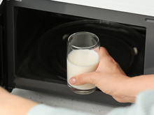 Parece inofensivo, mas não é: o risco de aquecer água e leite no micro-ondas, segundo especialistas