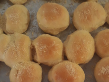 Pão de queijo com leite condensado