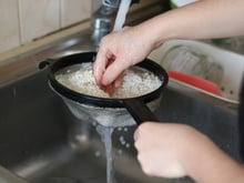 Enquanto os especialistas em culinária debatem se devem lavar o arroz, a ciência resolveu o debate há muito tempo