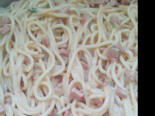 Macarrão com salsicha e creme de leite