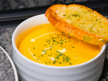 Caldo sem graça ficou para trás: faça hoje mesmo essa receita do TudoGostoso de caldo de abóbora com linguiça